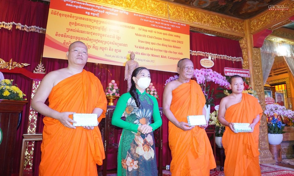 Mặt trận Tổ quốc Việt Nam TP.HCM tặng quà chúc mừng năm mới đến chư tăng chùa Candaransi Mặt trận Tổ quốc Việt Nam TP.HCM tặng quà chúc mừng năm mới đến chư tăng chùa Candaransi