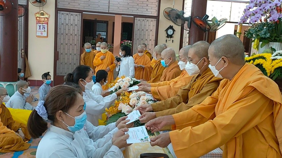 Trao quà đến các thí sinh dự thi