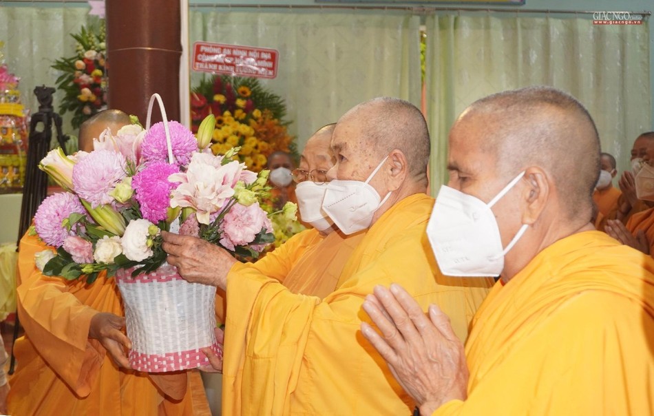 Ni giới Hệ phái Khất sĩ dâng hoa cúng dường Giác linh Ni trưởng Huỳnh Liên Ni giới Hệ phái Khất sĩ dâng hoa cúng dường Giác linh Ni trưởng Huỳnh Liên