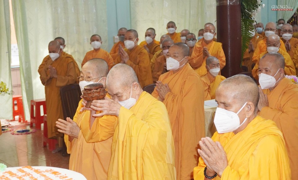 Chư Ni dâng trầm đảnh lễ Giác linh Ni trưởng Huỳnh Liên Chư Ni dâng trầm đảnh lễ Giác linh Ni trưởng Huỳnh Liên