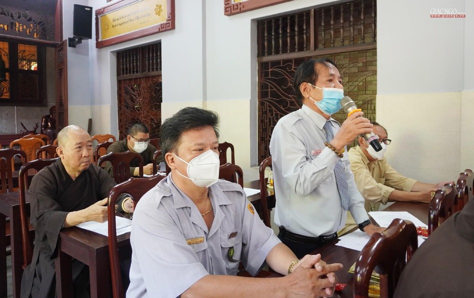 Phật tử Thiện Khánh đại diện Gia đình Phật tử quận 12 đóng góp ý kiến tại cuộc họp