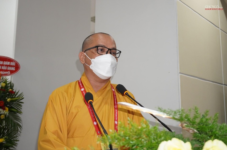 Đại đức Thích Thiện Châu dẫn chương trình Đại đức Thích Thiện Châu dẫn chương trình