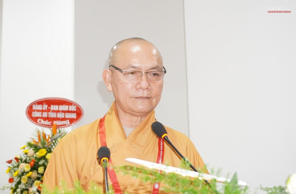 Thượng tọa Thích Phước Thành, Phó Thường trực Ban Trị sự GHPGVN tỉnh Hậu Giang nhiệm kỳ 2022-2027 thay mặt Tiểu ban Nhân sự đọc danh sách nhân sự được giới thiệu trong nhiệm kỳ Thượng tọa Thích Phước Thành, Phó Thường trực Ban Trị sự GHPGVN tỉnh Hậu Giang nhiệm kỳ 2022-2027 thay mặt Tiểu ban Nhân sự đọc danh sách nhân sự được giới thiệu trong nhiệm kỳ