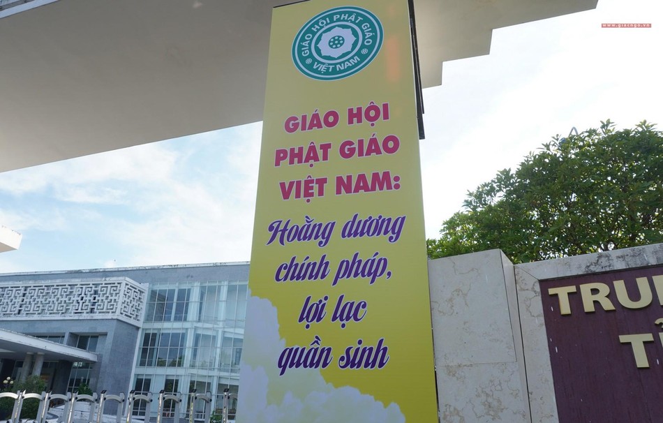 Pano được thiết trí trước nơi tổ chức đại hội Pano được thiết trí trước nơi tổ chức đại hội