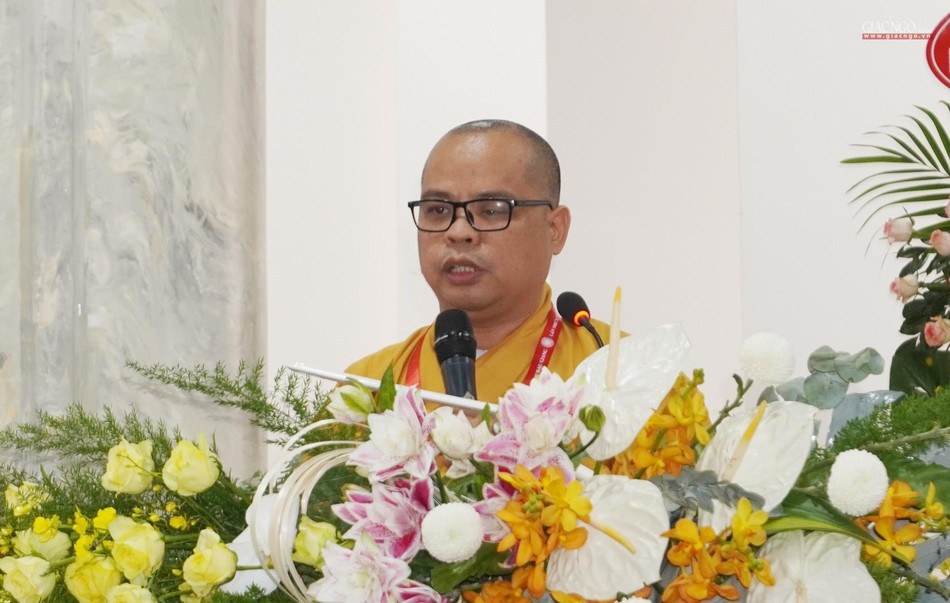 Đại đức Thích Thiện Châu dẫn chương trình