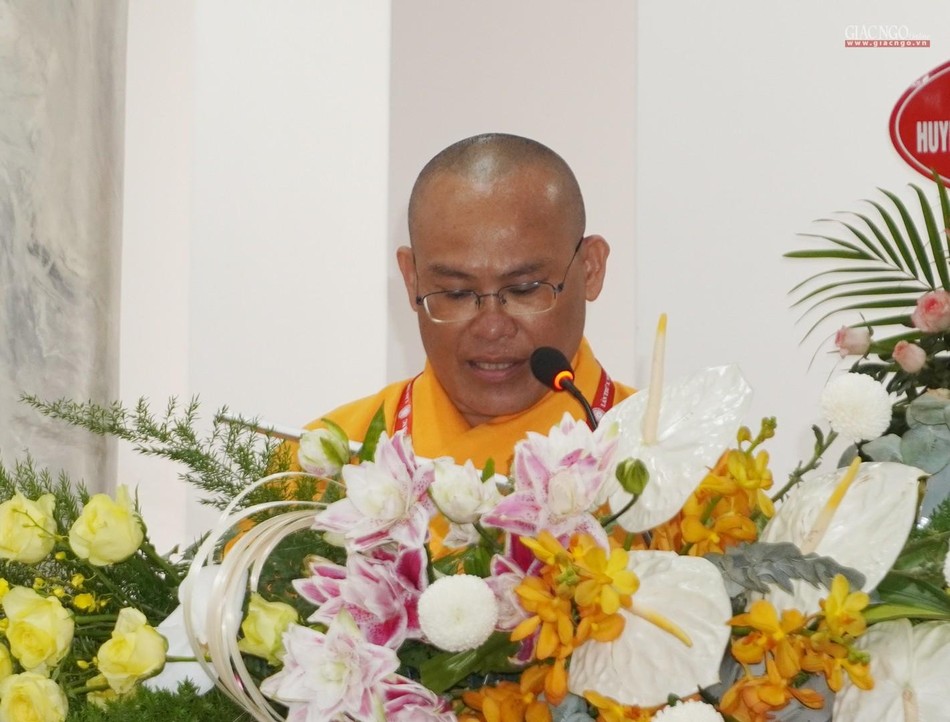 Đại đức Thích Trí Thiền thay mặt Ban Kiểm soát báo cáo số lượng đại biểu tham dự đại hội