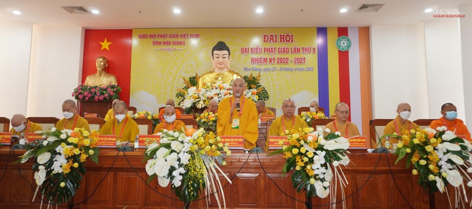 Hòa thượng Thích Huệ Thông thay mặt chủ tọa đại hội phát biểu