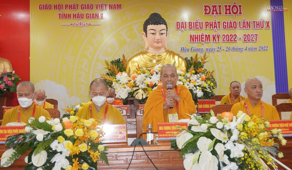 Hòa thượng Thích Giác Giàu, Trưởng ban Trị sự GHPGVN tỉnh Hậu Giang ủy quyền cho Thượng tọa Thích Phước Thành, Phó Thường trực Ban Trị sự GHPGVN tỉnh Hậu Giang đọc khai mạc