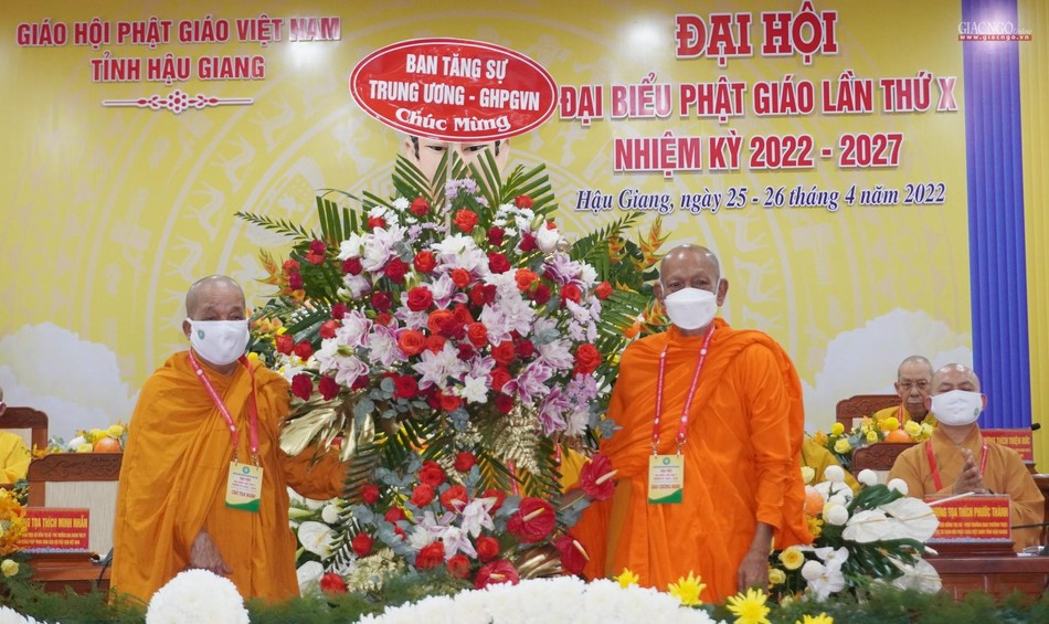 Lẵng hoa chúc mừng của Ban Tăng sự Trung ương