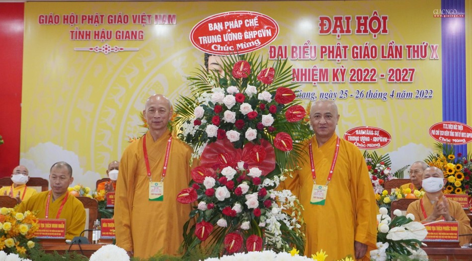 Hòa thượng Thích Huệ Thông tặng lẵng hoa chúc mừng của Ban Pháp chế Trung ương