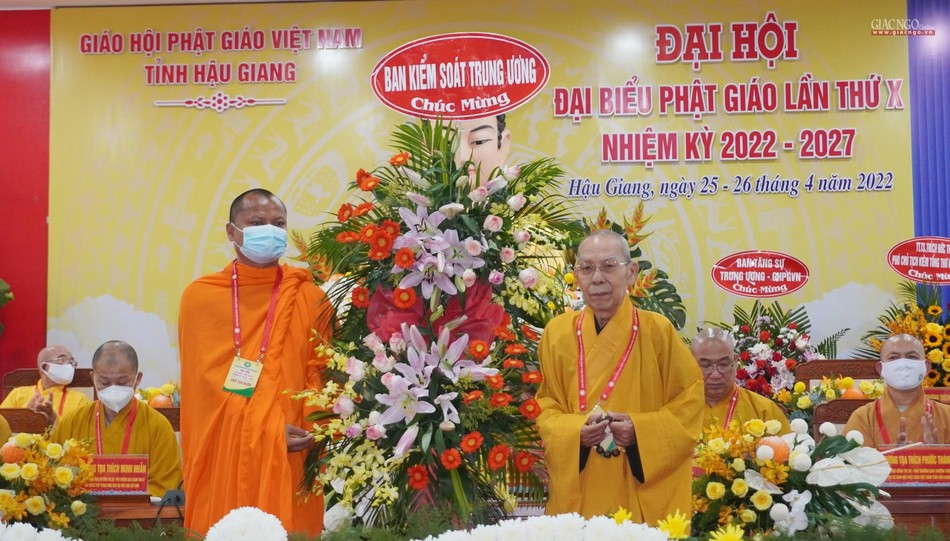 Hòa thượng Thích Thiện Đức tặng lẵng hoa chúc mừng của Ban Kiểm soát Trung ương