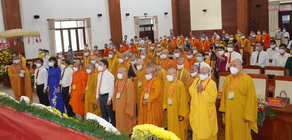 Chư tôn đức thực hiện nghi thức niệm Phật cầu gia hộ, chào Quốc kỳ, Đạo kỳ