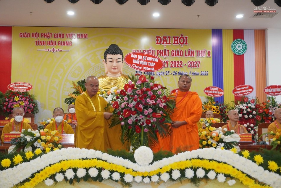 Phật giáo tỉnh Đồng Tháp tặng hoa chúc mừng