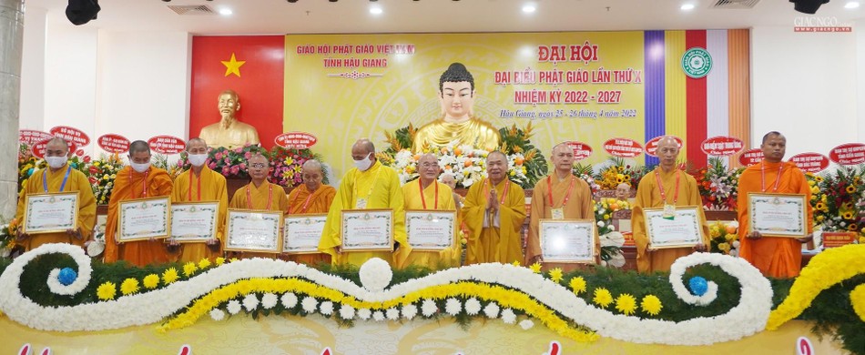 Chư tôn đức Phật giáo tỉnh nhận tuyên dương công đức của Hội đồng Trị sự