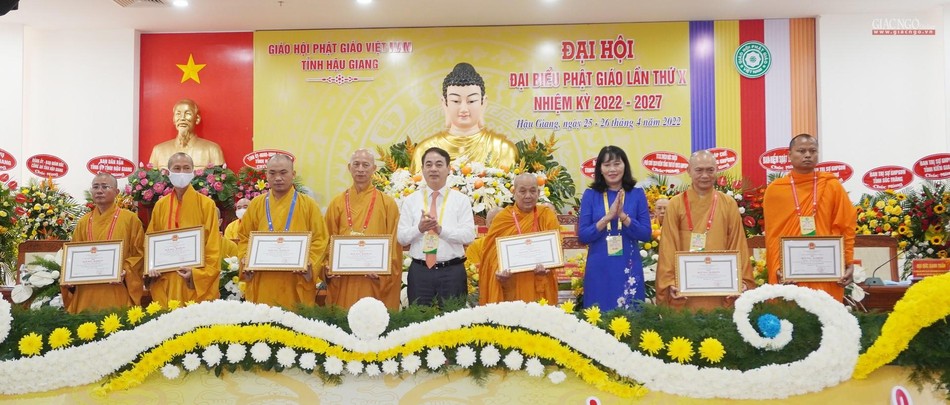 Ủy ban Nhân dân tỉnh Hậu Giang trao bằng khen đến 1 tập thể và 6 cá nhân