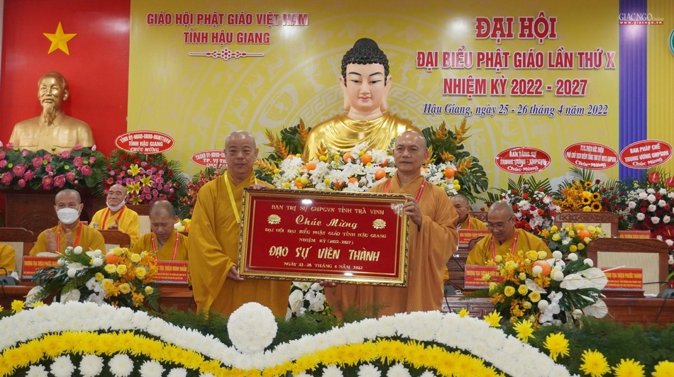 Quà chúc mừng của Phật giáo tỉnh Trà Vinh đến Tân Ban Trị sự GHPGVN tỉnh Hậu Giang