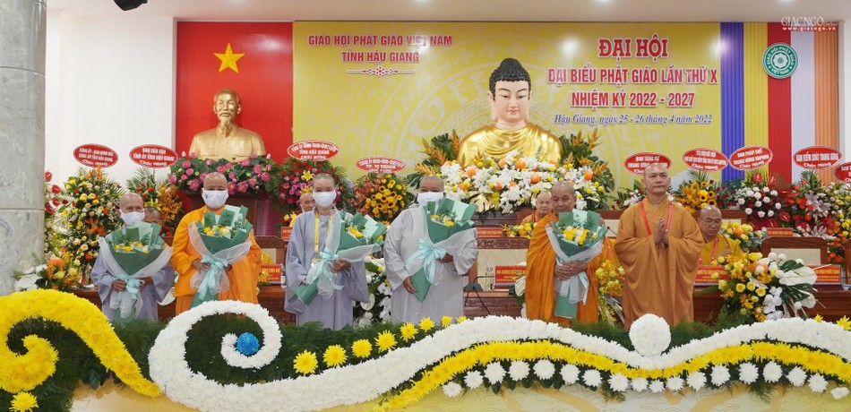 Tân Ban Trị sự tặng hoa tri ân đến chư tôn đức không tham gia nhiệm kỳ mới