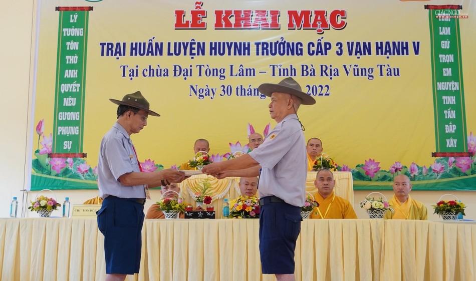 Huynh Trưởng Tâm Duệ trao quyết định thành lập Ban Quản trại đến Huynh trưởng Thị Bá Huynh Trưởng Tâm Duệ trao quyết định thành lập Ban Quản trại đến Huynh trưởng Thị Bá