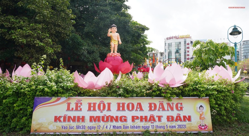 Tôn tượng Phật đản sanh được thiết trí tại góc đường Lê Văn Sỹ và Trường Sa