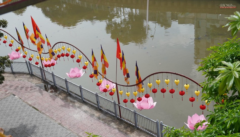 Lồng đèn được các thầy đặt từ Hội An mang vào TP.HCM