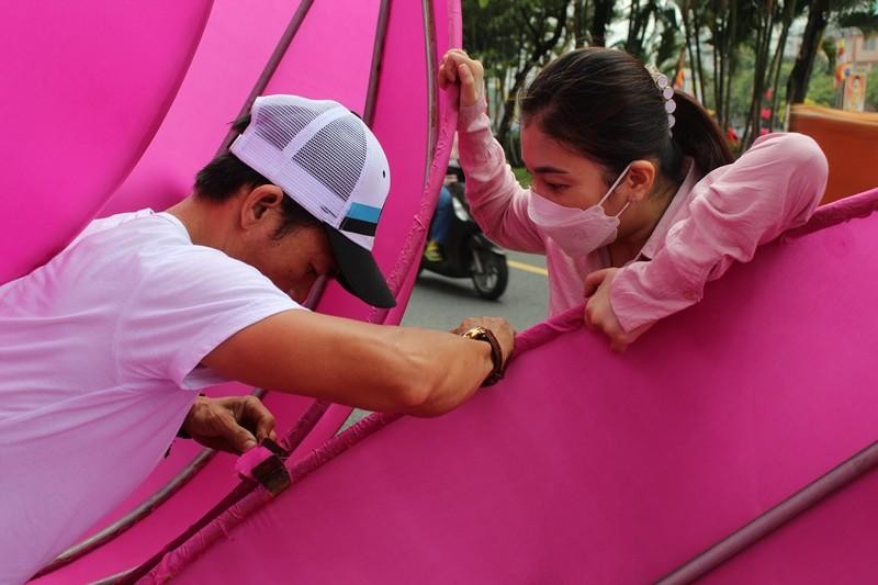 Phật tử lắp ráp từng cánh sen