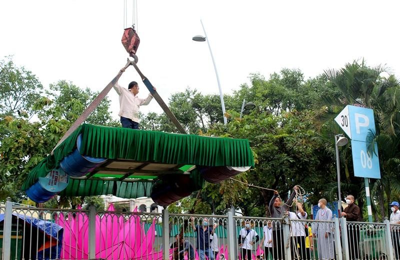 Bệ đỡ hoa sen được đưa xuống dòng sông