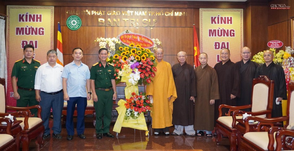 Tặng hoa chúc mừng đến Ban Trị sự GHPGVN TP.HCM Tặng hoa chúc mừng đến Ban Trị sự GHPGVN TP.HCM