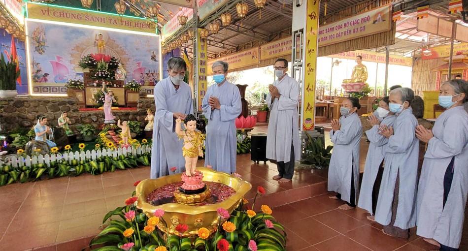 Phật tử thực hiện nghi thức tắm Phật tại chùa Quảng Trạch sáng ngày 1-4-Nhâm Dần