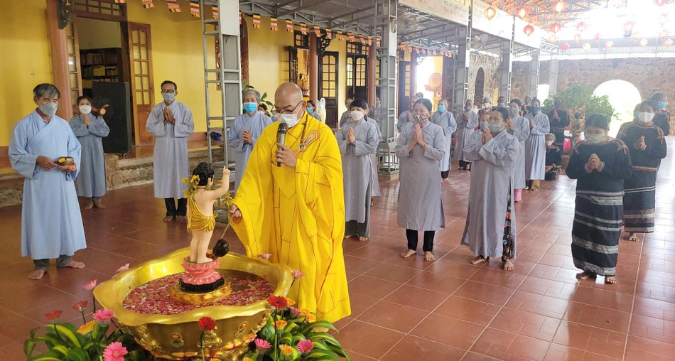 Đại đức Thích Nhuận Độ hướng dẫn bà con Phật tử thực hiện nghi thức tắm Phật tại chùa Quảng Trạch sáng ngày 1-4-Nhâm Dần