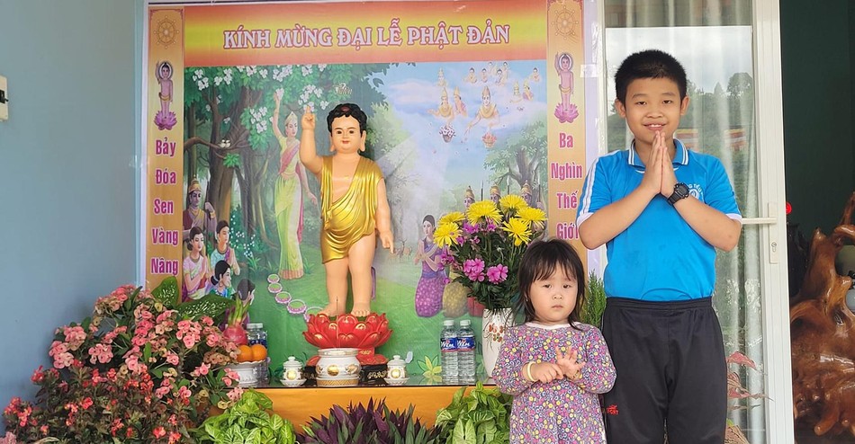 Các em bé thích thú với lễ đài tư gia