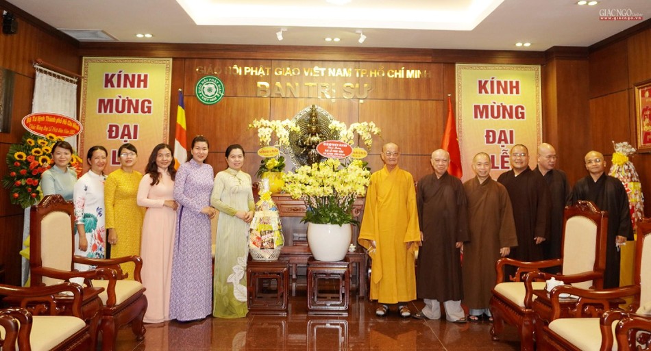 Đoàn tặng hoa chúc mừng