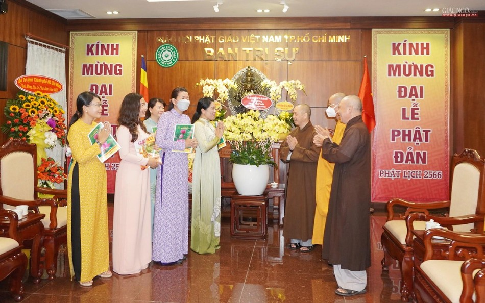 Chư tôn đức tặng Báo Giác Ngộ đến các thành viên của phái đoàn