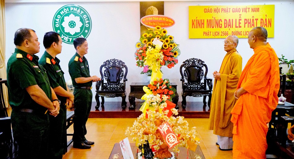 Thượng tá Võ Văn Thọ chúc mừng Đại lễ Phật đản đến chư tôn đức Văn Phòng II Trung ương - Ảnh: Công Minh Thượng tá Võ Văn Thọ chúc mừng Đại lễ Phật đản đến chư tôn đức Văn Phòng II Trung ương - Ảnh: Công Minh