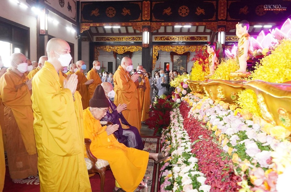 Chư tôn đức tổ đình Vĩnh Nghiêm trang nghiêm khóa lễ Tắm Phật Chư tôn đức tổ đình Vĩnh Nghiêm trang nghiêm khóa lễ Tắm Phật