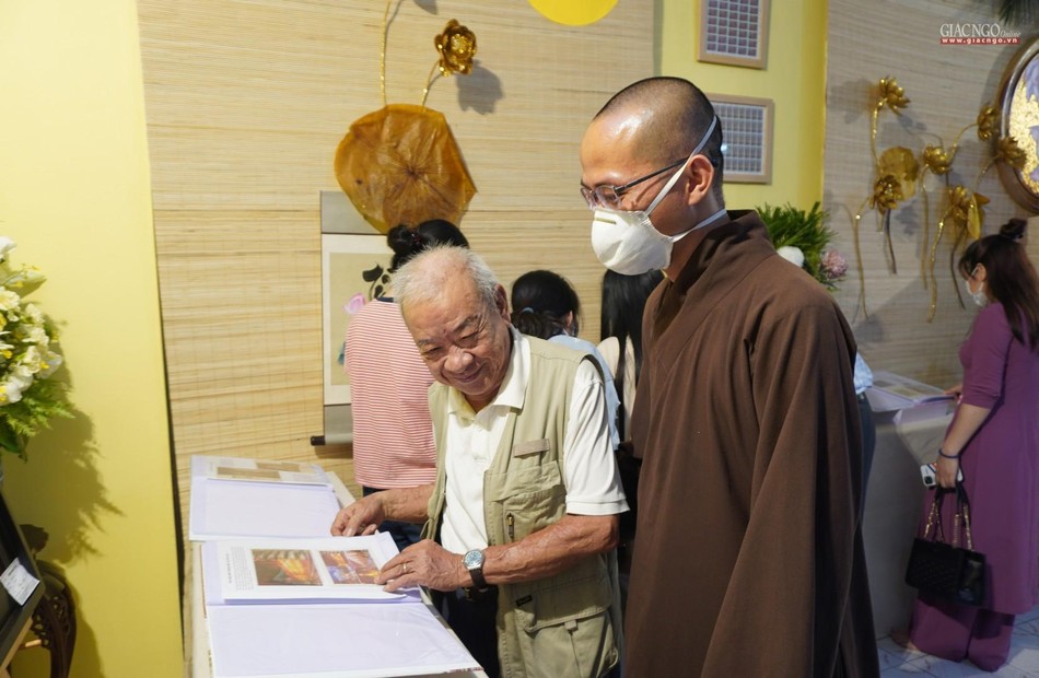 Đại đức Thích Thị Vinh cùng tìm hiểu về bộ sưu tập tem Cuộc đời Đức Phật Đại đức Thích Thị Vinh cùng tìm hiểu về bộ sưu tập tem Cuộc đời Đức Phật