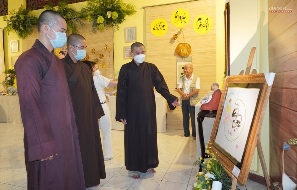 Đại đức Thích Vạn Đạt tác giả bức tranh thư pháp Phật đản sanh đang giới thiệu đến chư tôn đức Đại đức Thích Vạn Đạt tác giả bức tranh thư pháp Phật đản sanh đang giới thiệu đến chư tôn đức