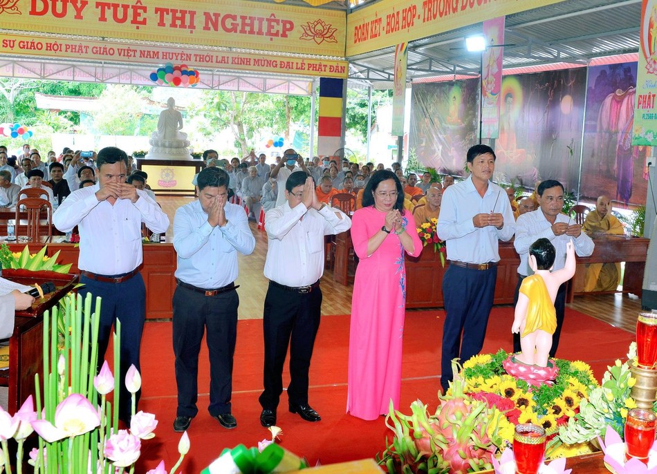 Đại diện chính quyền thắp hương Đại diện chính quyền thắp hương