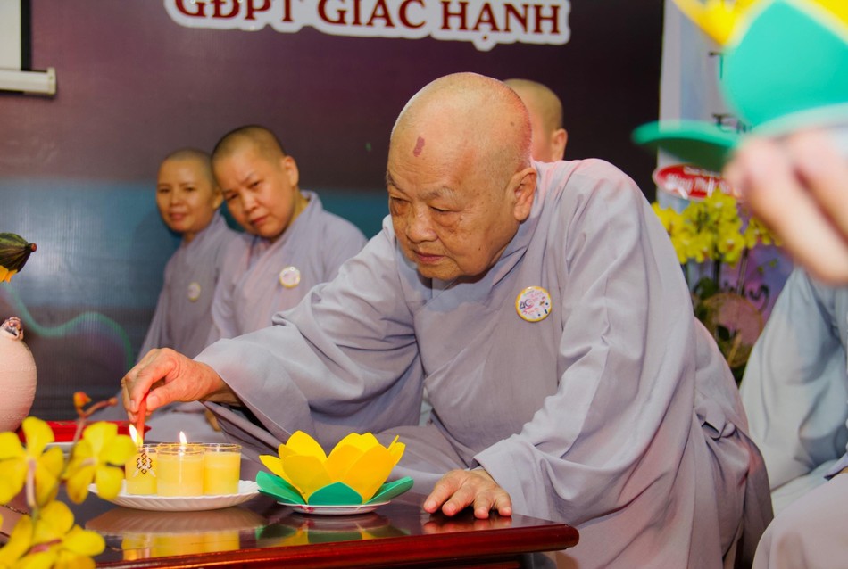 Ni trưởng Thích nữ Tịnh Nguyện là ân sư, cố vấn giáo hạnh của gia đình, thắp nến mừng chu niên 40 năm Gia đình Phật tử Giác Hạnh (chùa Phước Hải, quận 10) Ni trưởng Thích nữ Tịnh Nguyện là ân sư, cố vấn giáo hạnh của gia đình, thắp nến mừng chu niên 40 năm Gia đình Phật tử Giác Hạnh (chùa Phước Hải, quận 10)