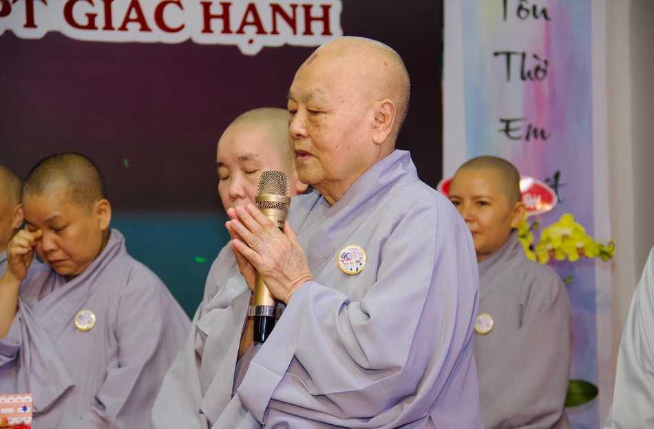 Ni trưởng Thích nữ Tịnh Nguyện phát biểu tri ân Ni trưởng Thích nữ Tịnh Nguyện phát biểu tri ân