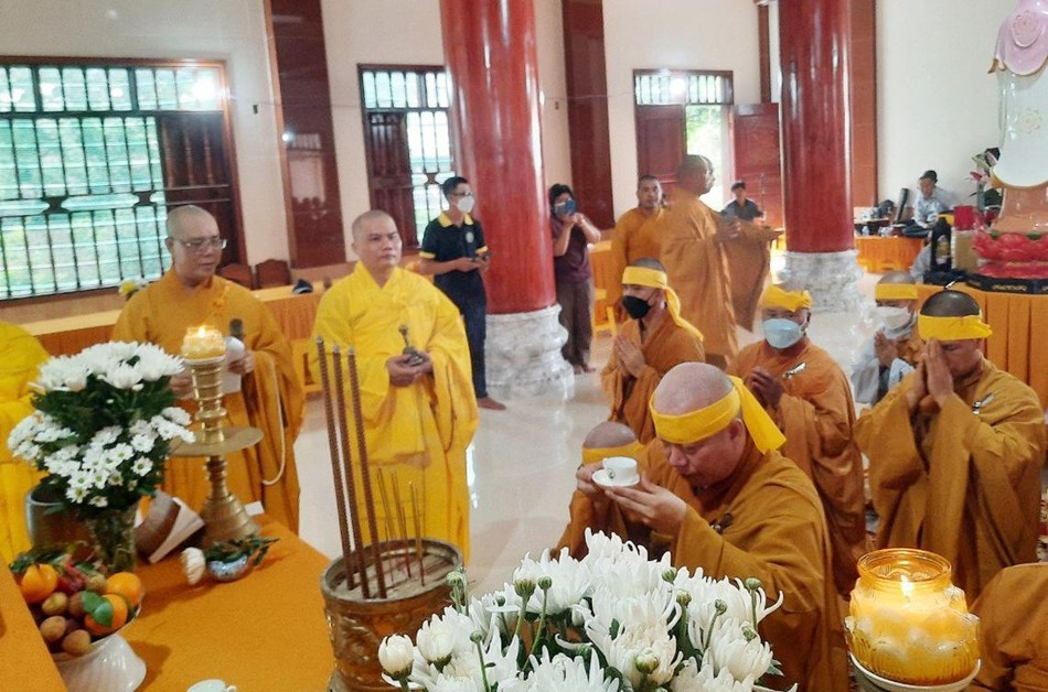 Dâng trà cúng dường