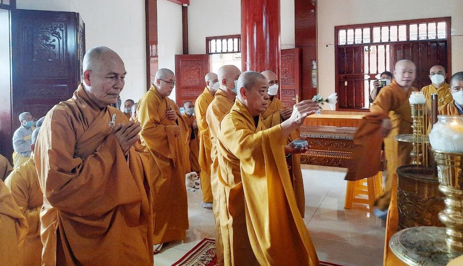 Chư tôn đức hộ niệm khóa lễ