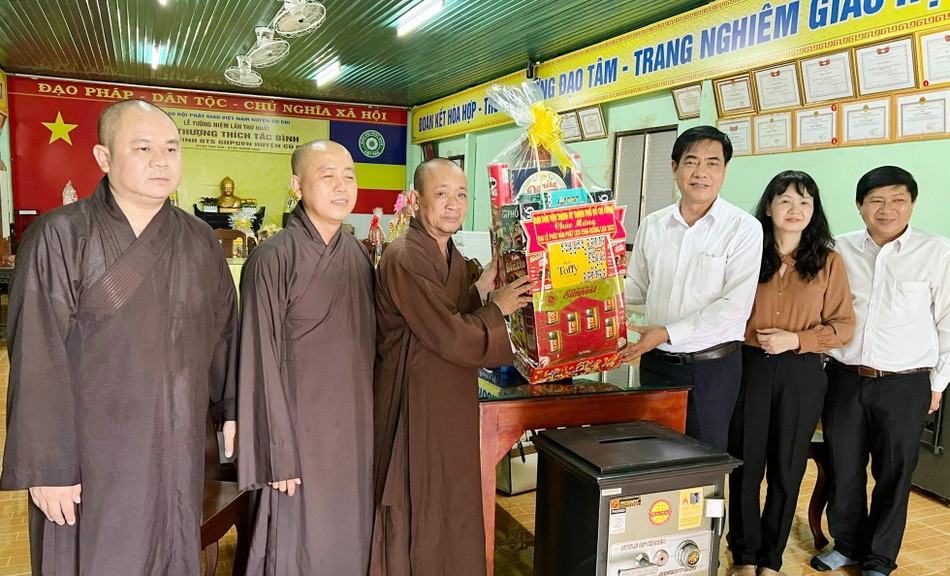 Ban Dân vận Thành ủy TP.HCM chúc mừng Phật đản - Ảnh: VP Ban Dân vận Thành ủy TP.HCM chúc mừng Phật đản - Ảnh: VP