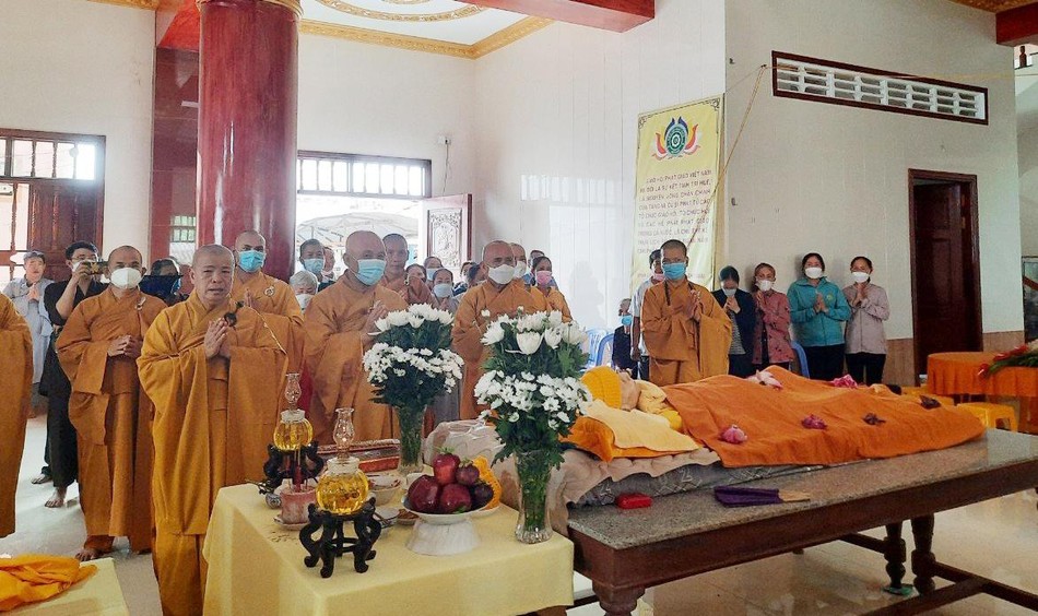 Chư tôn đức hộ niệm