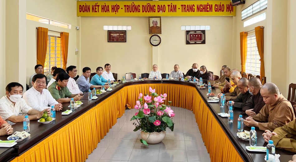 Đoàn chính quyền tỉnh Vĩnh Long chúc mừng Phật đản tại Văn phòng Ban Trị sự GHPGVN tỉnh Vĩnh Long Đoàn chính quyền tỉnh Vĩnh Long chúc mừng Phật đản tại Văn phòng Ban Trị sự GHPGVN tỉnh Vĩnh Long