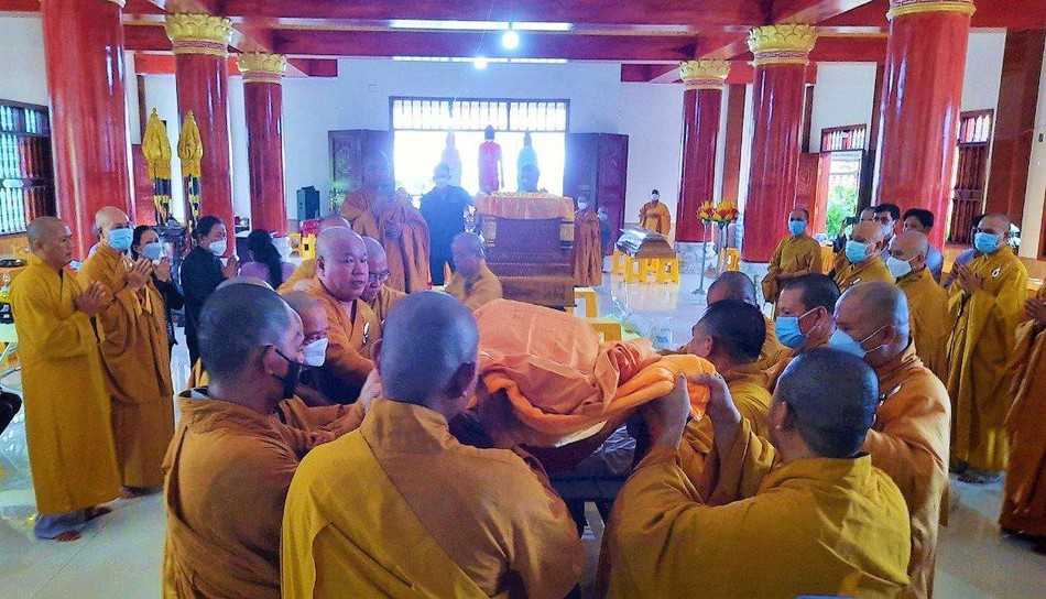 Môn đồ pháp quyến cung thỉnh nhục thân Trưởng lão Hòa thượng nhập kim quan