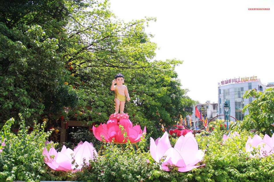 Phật đản sanh trước đường Lê Văn Sỹ và Trường Sa