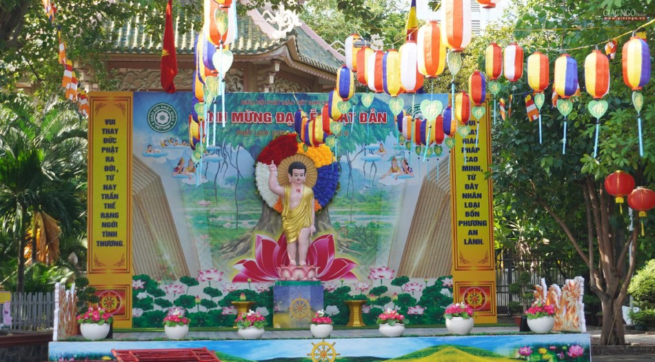 Tại chùa Vĩnh Phước - lễ đài chính của Phật giáo (quận 12)