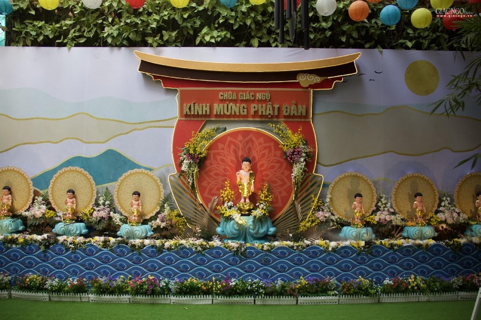 Tôn tượng Phật đản sanh tại chùa Giác Ngộ (quận 10)