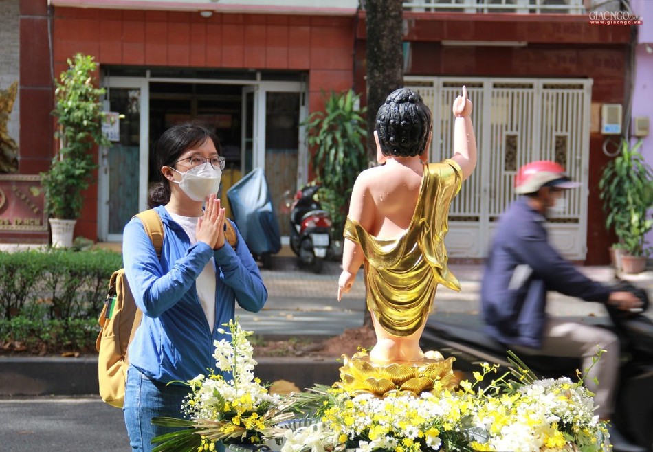 &quot;Thề trọn đời giữ đạo / Theo tự tánh làm lành / Cùng pháp giới chúng sanh / Cầu Phật từ gia hộ&quot;