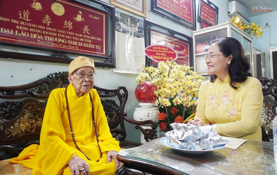 Vấn an sức khỏe và chúc mừng Phật đản đến Trưởng lão Hòa thượng Thích Hiển Tu, 102 tuổi Vấn an sức khỏe và chúc mừng Phật đản đến Trưởng lão Hòa thượng Thích Hiển Tu, 102 tuổi